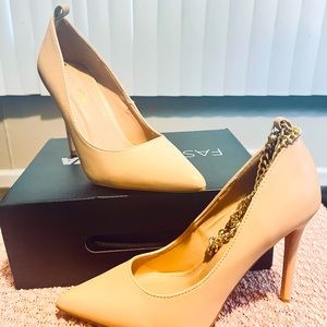 Nude Pumps W/Removable Ankle chain